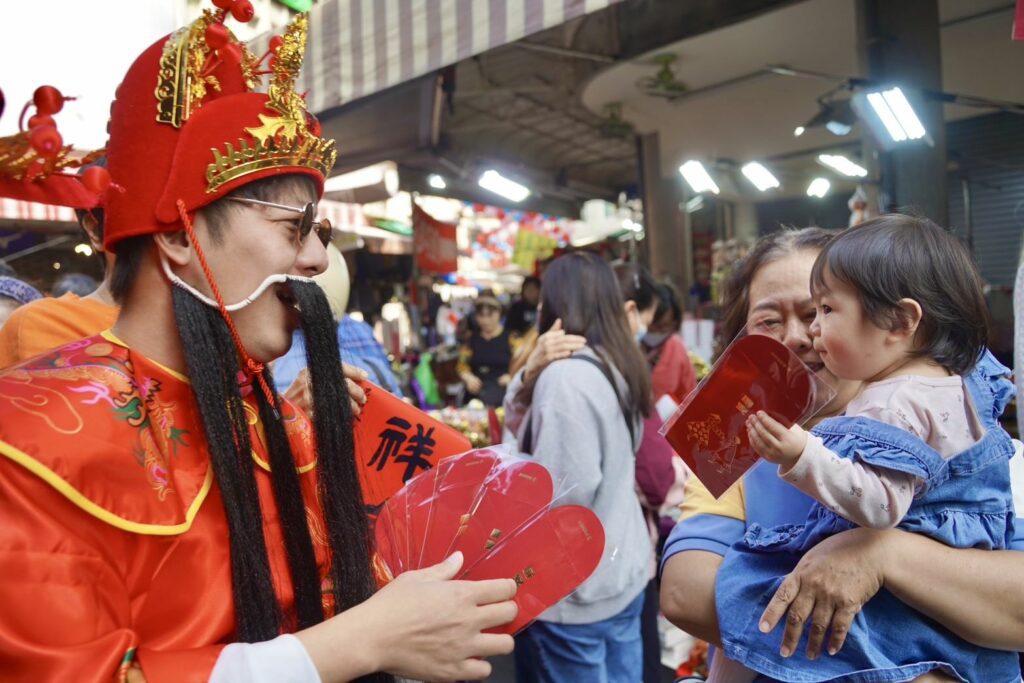 財神爺現身屏東中央市場發放限量紅包袋　送上滿滿祝福與喜氣