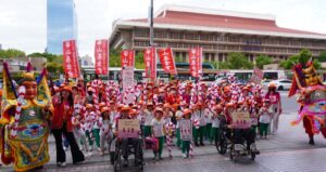 橘帽「老」學生現身 百歲人瑞台北車站領