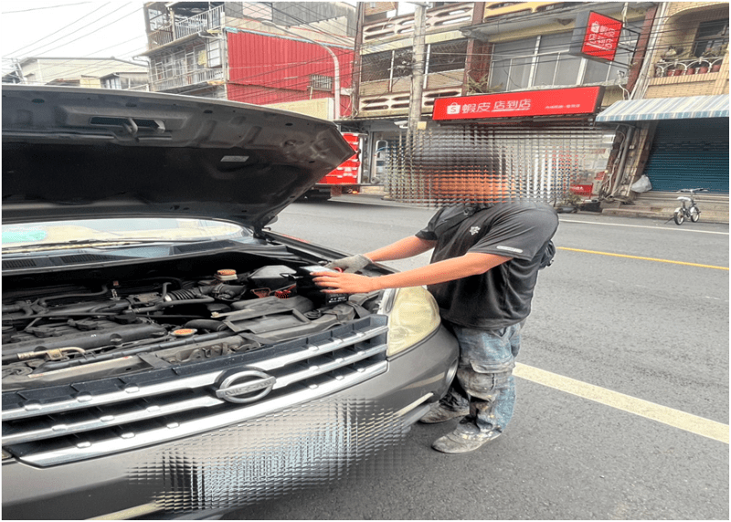 汽車拋錨派出所旁　內埔警電壩溫馨救援