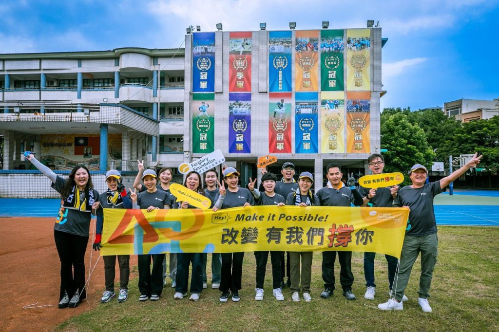 遠雄志工打造專屬獎盃櫃　珍藏龜山國小少棒隊榮耀
