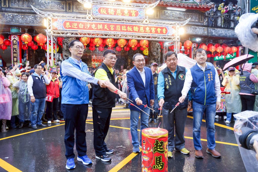 板橋慈惠宮與白沙屯拱天宮百年會香　侯友宜祈佑市民安居樂業