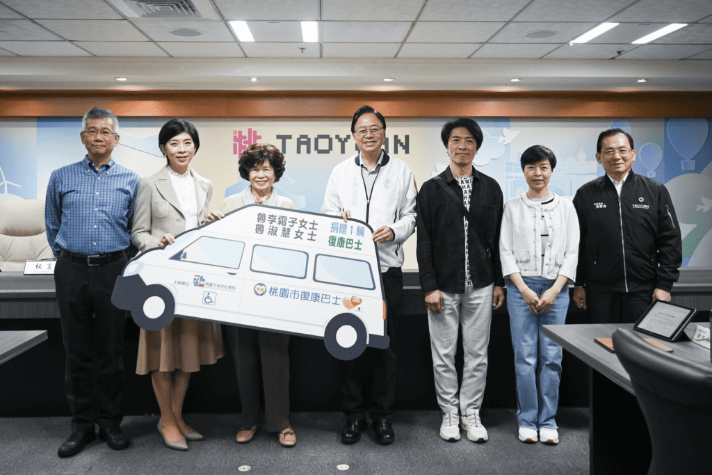 感動善舉    張善政頒發捐贈獎座     感謝魯氏家族送復康巴士
