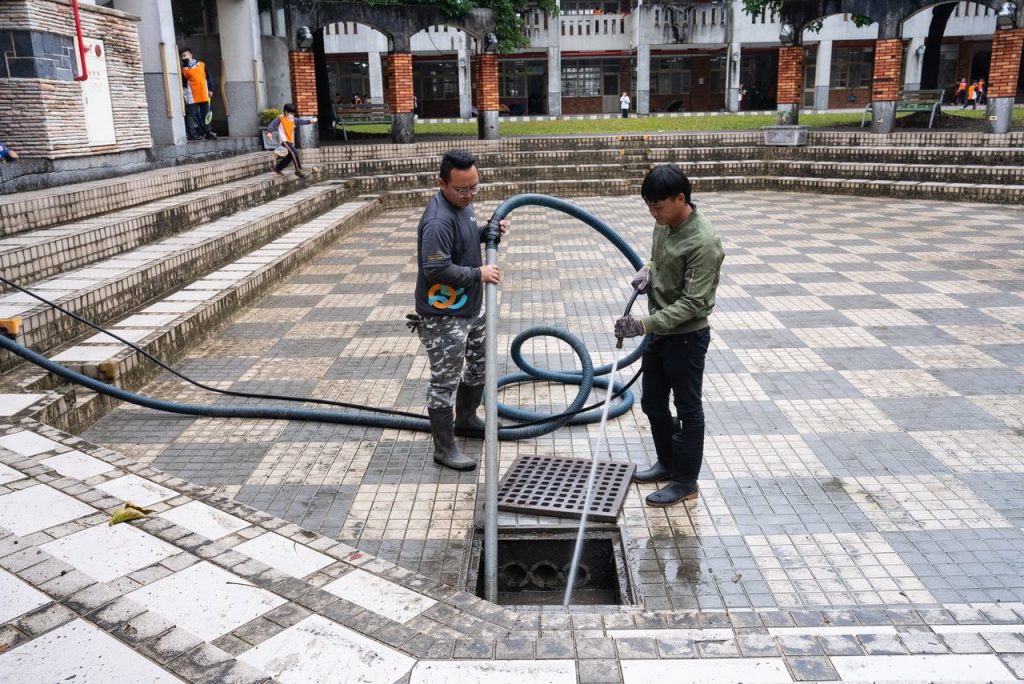 校門遇雨即積水　遠雄志工為學童打造平坦校園路