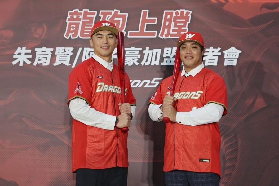 《CPBL》「龍炮上膛！」陳子豪、朱育賢正式披上龍袍