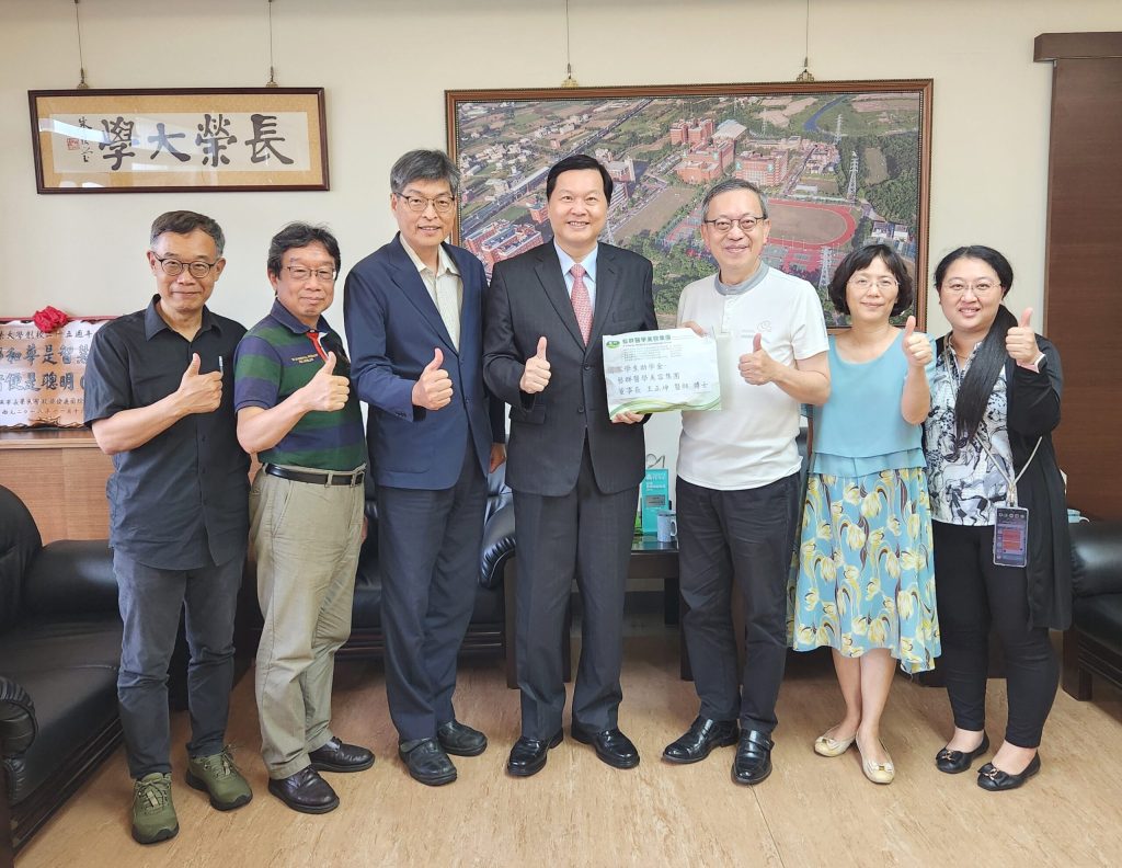 藝群集團王正坤醫師二次捐贈長榮大學50萬元助學金幫助弱勢學子 醫者仁心
