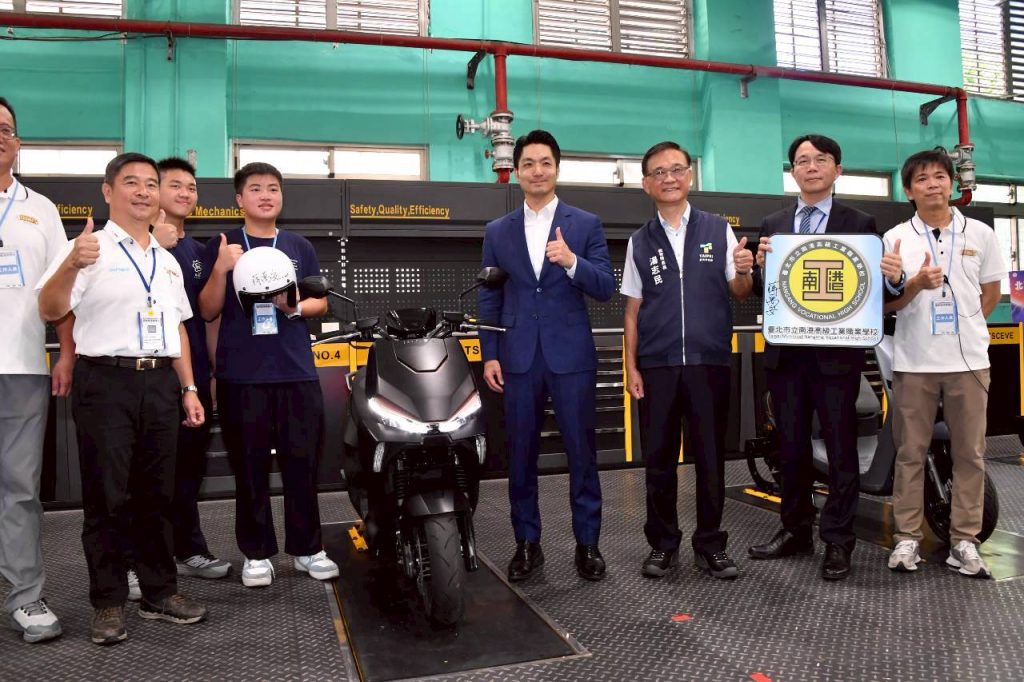 蔣萬安揭牌智慧電動車教學中心　投700萬培育綠能人才