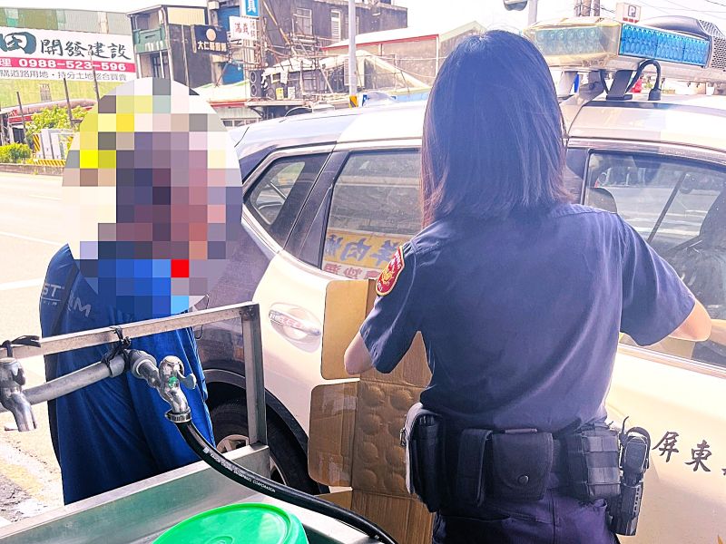 孱弱獨居老翁蹲路旁　枋警暖心護送返家