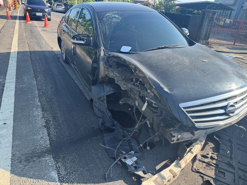 自小客車自撞電桿駕駛離去　警方循線通知到案說明