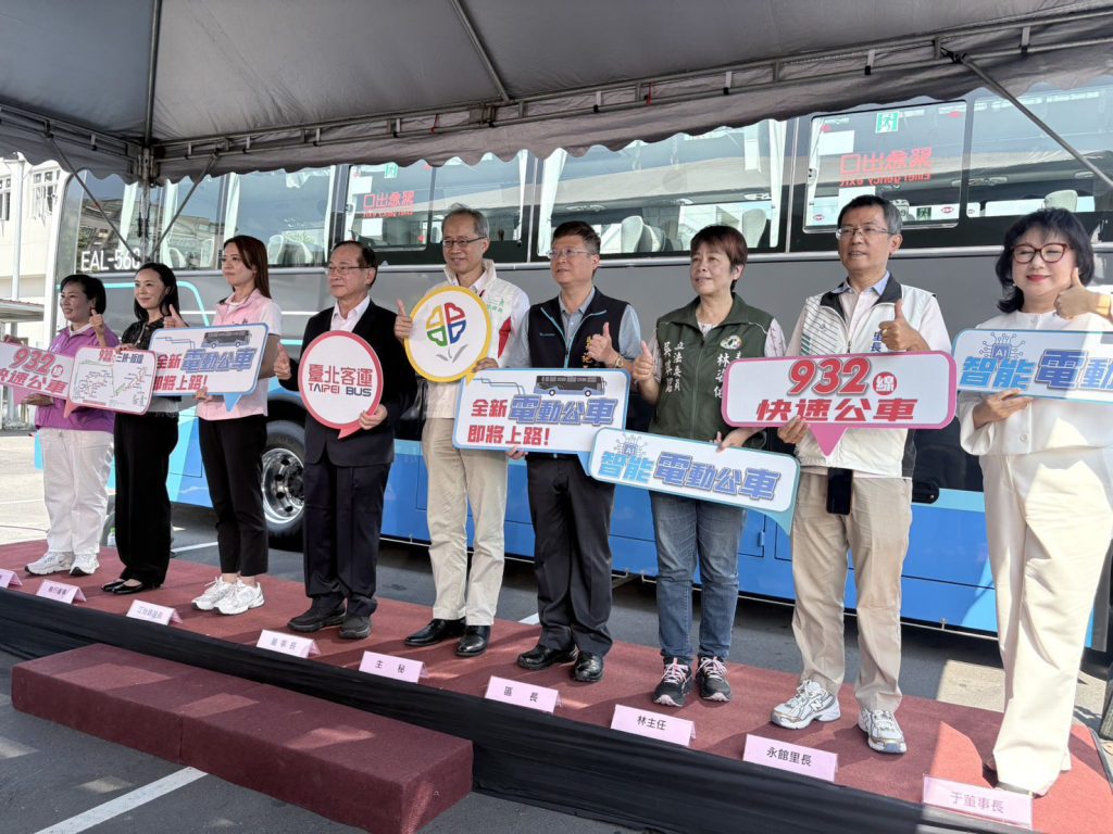 新北市電巴突破300輛　臺北客運932線快速電動公車上線　邁入綠能新紀元！