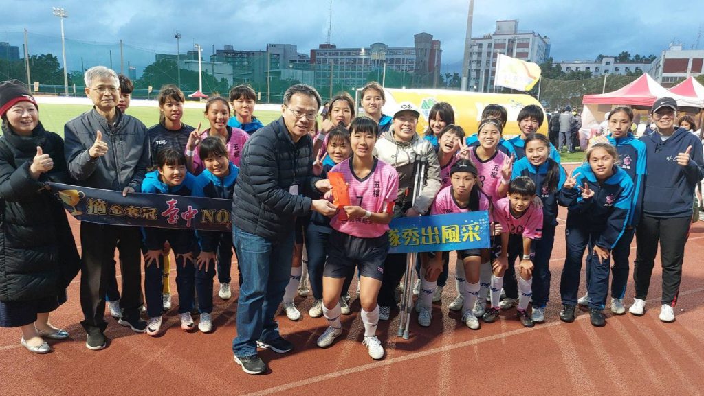 中市學校再傳HFL足球聯賽佳績！　五權女足摘金奪冠、黎明男足勇奪亞軍