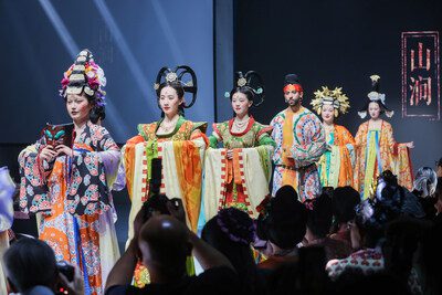 领略非遗之美：2025「国丝汉服月-天工霓裳」活动在中国丝绸博物馆启幕