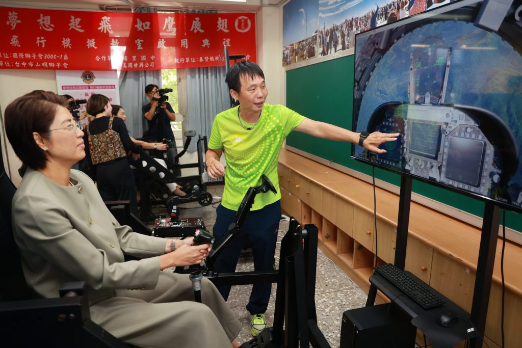 南投縣榮登數位學習績優徵選榜首   許淑華縣長加碼埔里國中設飛行模擬教室