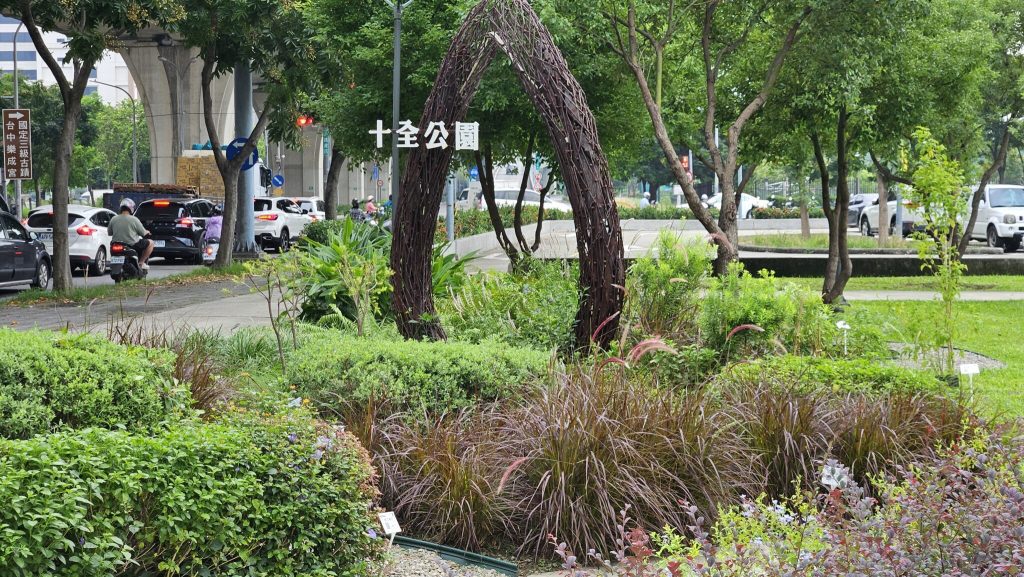 中市建設局低碳永續績效奪雙冠！　榮摘113年度「溫室氣體管制」與「永續發展」雙料首獎肯定