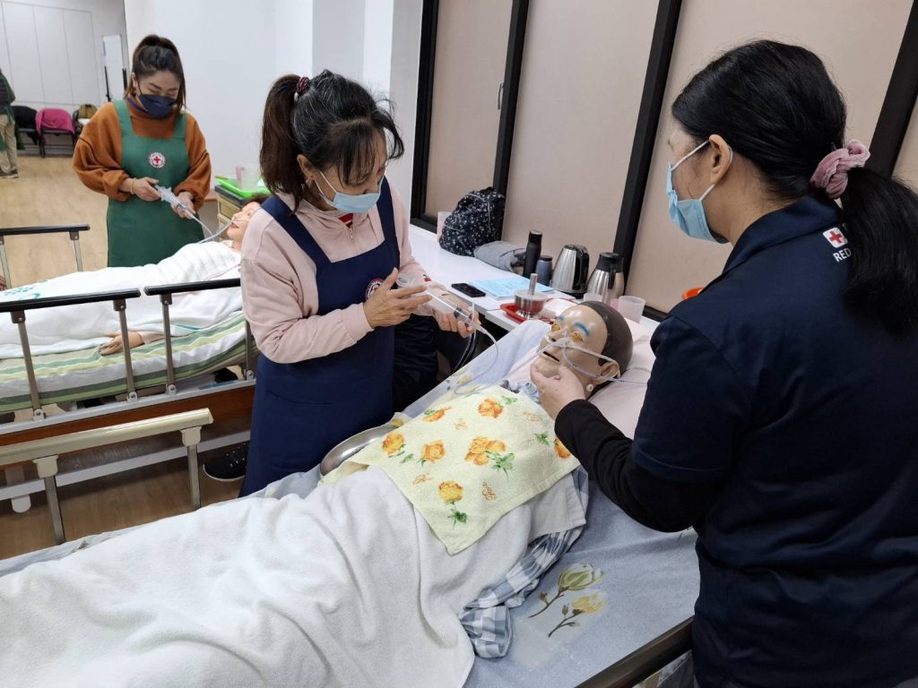 減輕長照家庭負擔　中市勞工局培訓照顧服務員 即日起受理報名