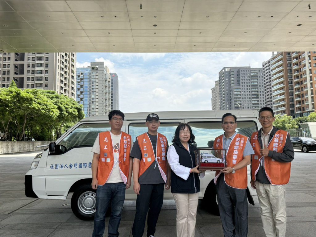 公益從我做起！　余慈爺慈善會捐贈中市府復康巴士