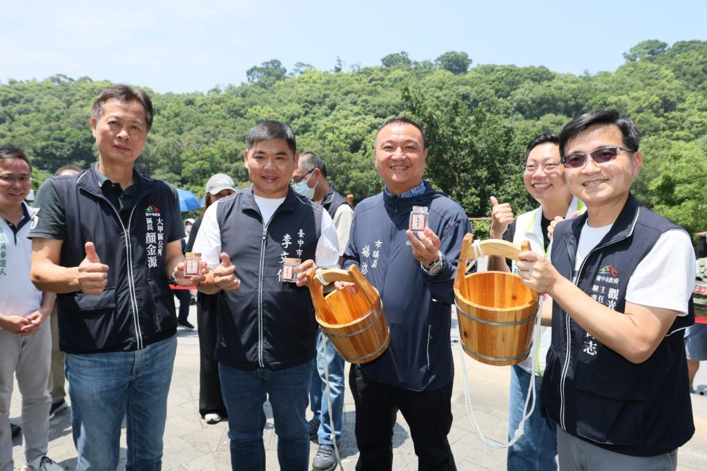 蛇咪龍午慶端午　500瓶鐵砧山劍井午時水搶領一空