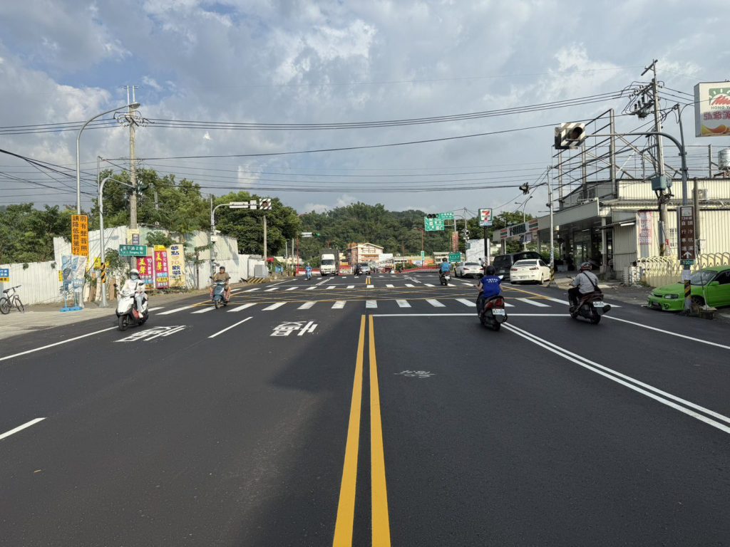 太平山區門戶道路全面升級！　中市一江橋段夜間燙平完工 提升行車安全與舒適度