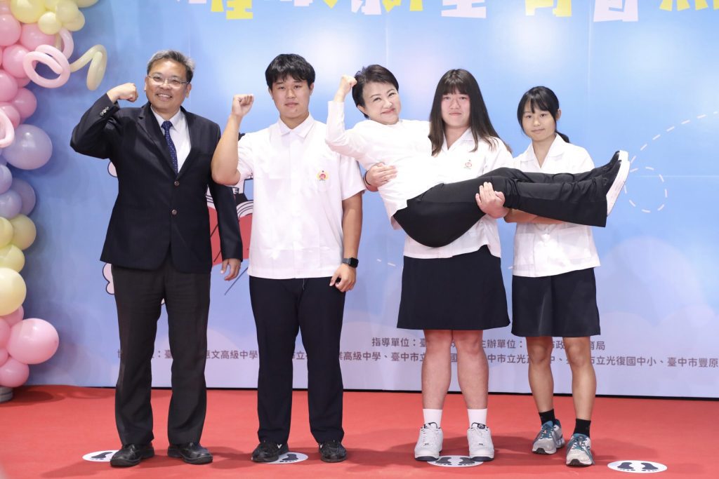 市長被公主抱！中市表揚8043位市長獎學生　盧市長配合擺「超俏皮Pose」最萌合影曝光
