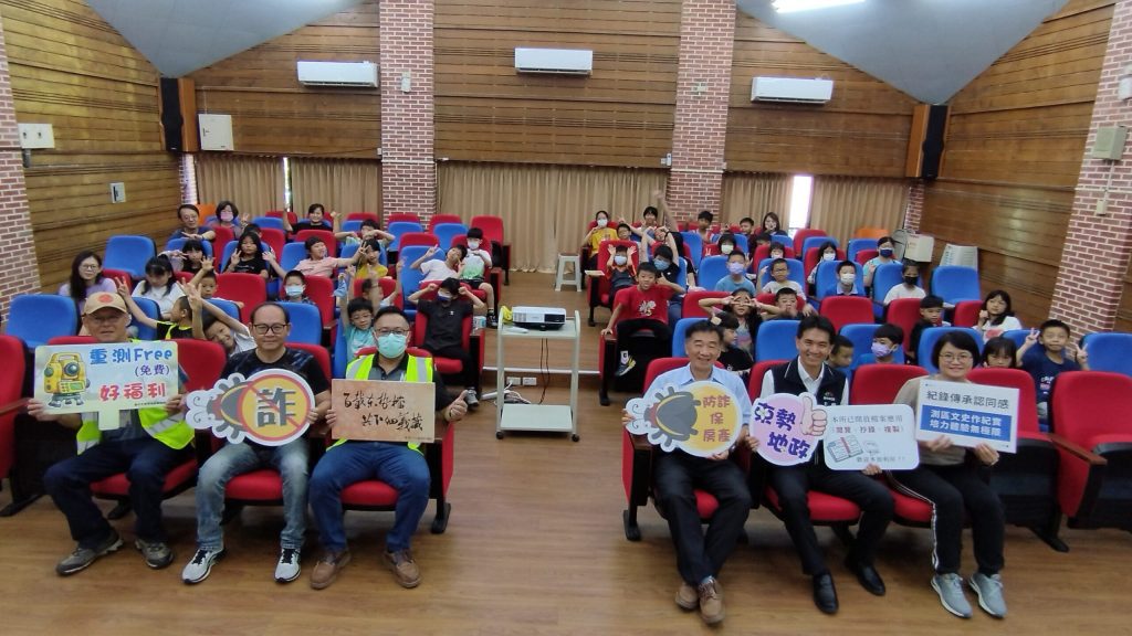 凝聚重測區文史傳承！　東勢地政引領學童體驗測量儀器