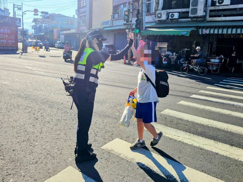 開學首日　東港警守護學童上下學安全