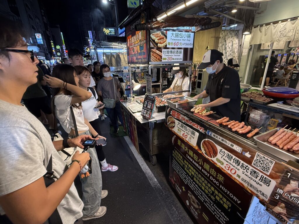 高雄六合夜市數位轉型現正發酵中！　青年作品曝光夜市人情味，引發網路熱點關注
