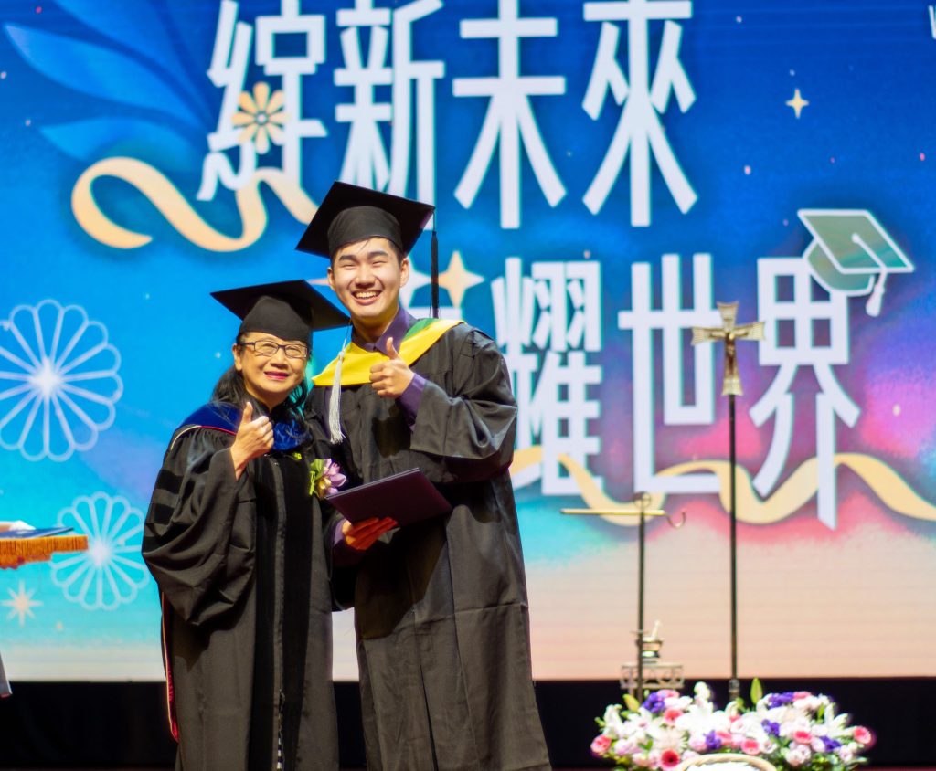 文藻外大歡送畢業生　AI獻另類祝福