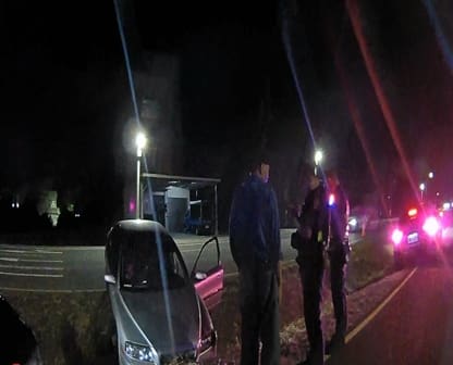 民眾駕車掉排水溝卡頓　和美警深夜分工助脫困