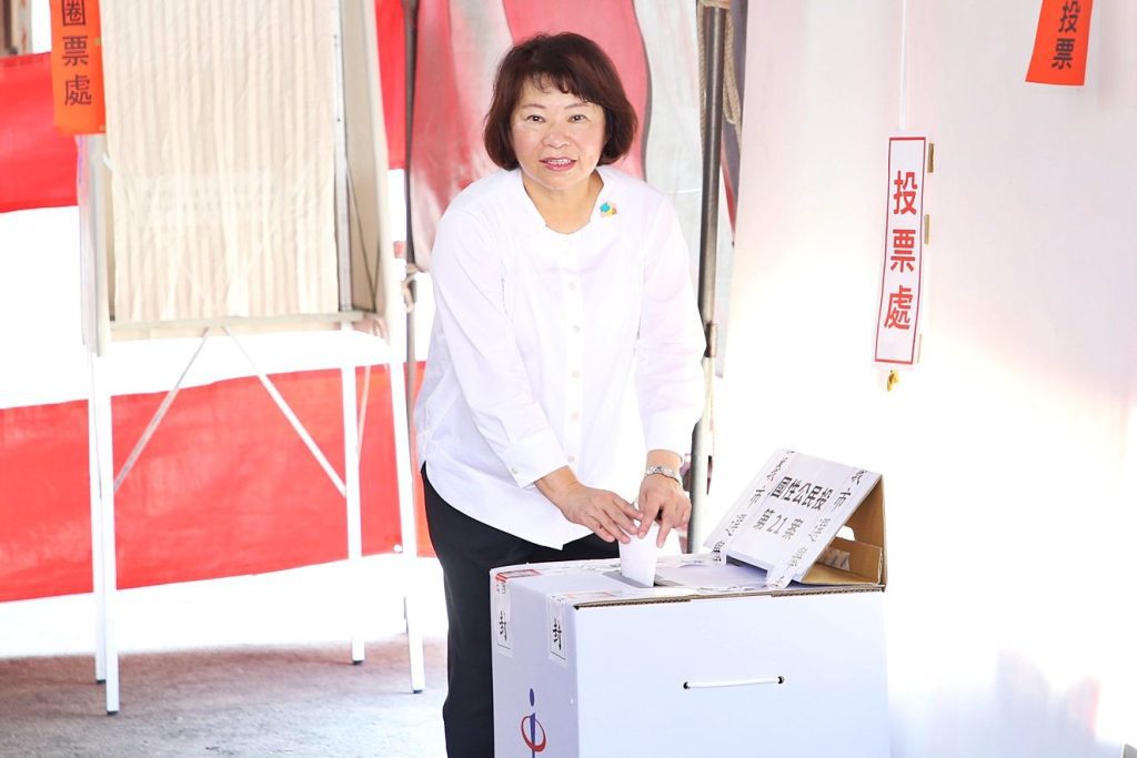 嘉義市長黃敏惠投下公投票　強調公投是聽見人民心聲的機制