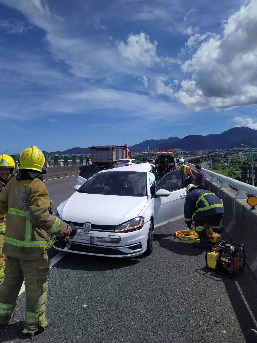 8旬翁駕車國5故障占用外車道遭聯結車追撞車尾全爛　老夫妻受傷