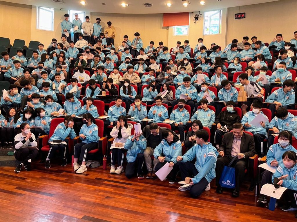 台灣學聯職業探索攜手聚界潔能 由中央研究院院士、美國國家工程院海外院士、著名太空物理及地球物理學家李羅權引導南山中學 啟發未來頂尖科學家