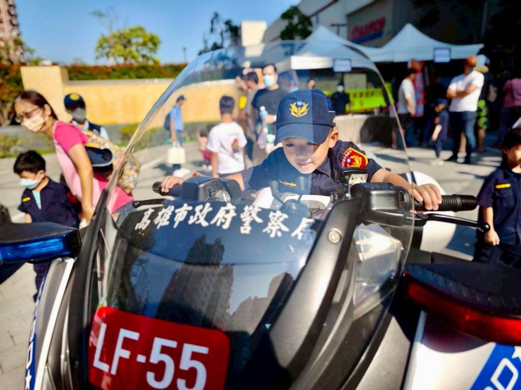 帥氣制服超吸睛　高市「小小警消」職人體驗營人氣爆棚