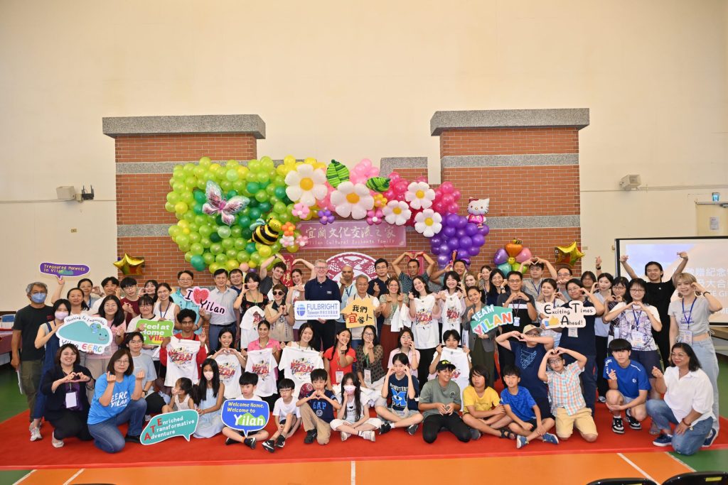 美國學人與宜蘭接待家庭相見歡    琉璃珠串起跨國情誼