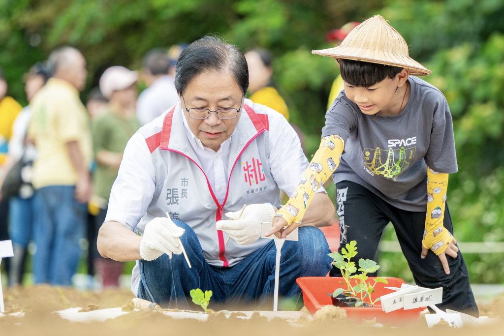 張善政帶路種西瓜     大園溪海農趣體驗吸引民眾熱情參與