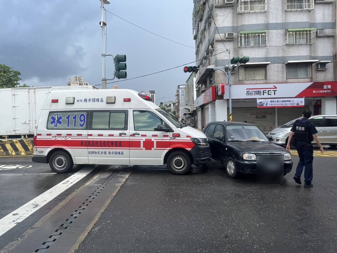 鳳山區光遠路救護車與自小客車交通事故　吳男受傷送醫