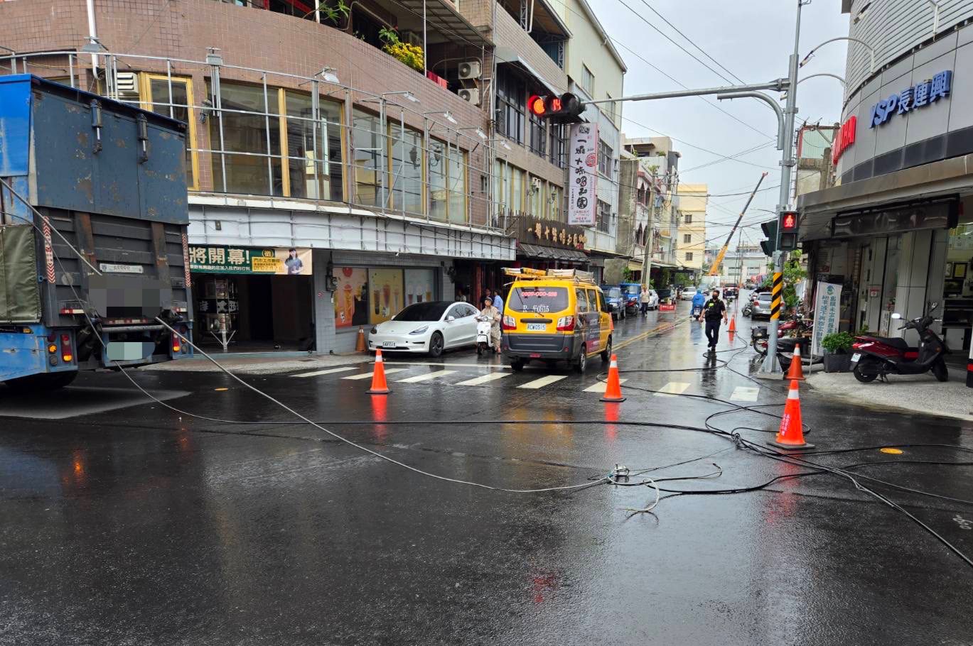 貨車違規超高致拉扯網路線　警現場交管通報處置