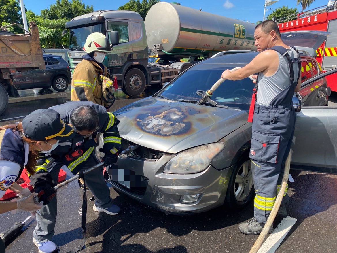 男開車半路突聞燒焦味　警消到場協助幸無大礙