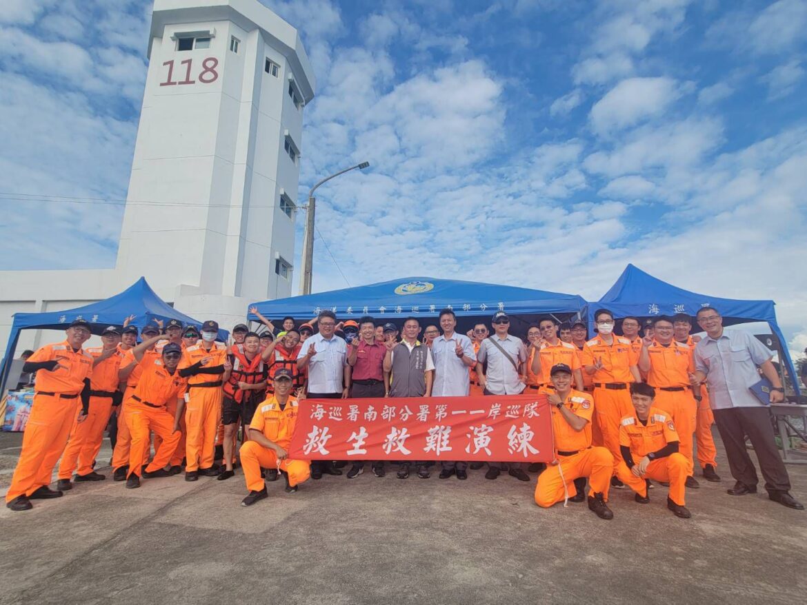 強化統合海上及岸際救援能量　海巡消防聯合於蚵子寮漁港救生救難演練