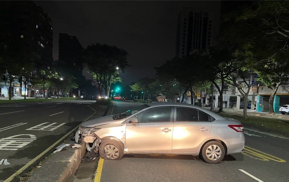 三民區中華二路與十全三路口　林男駕車不慎碰撞分隔島