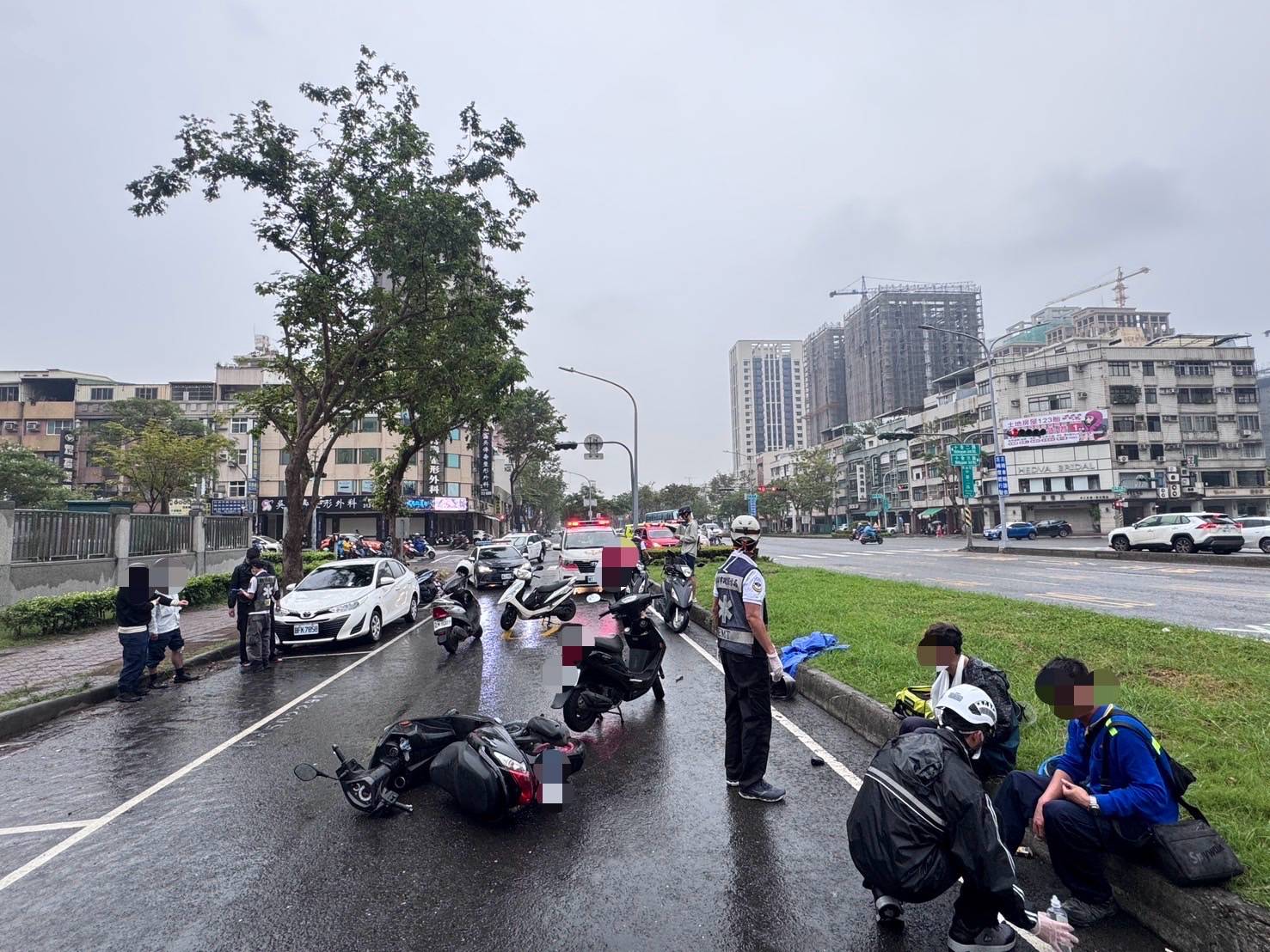 高雄市三民區中華二路與十全二路口連環車禍3傷　三民警追查肇逃者