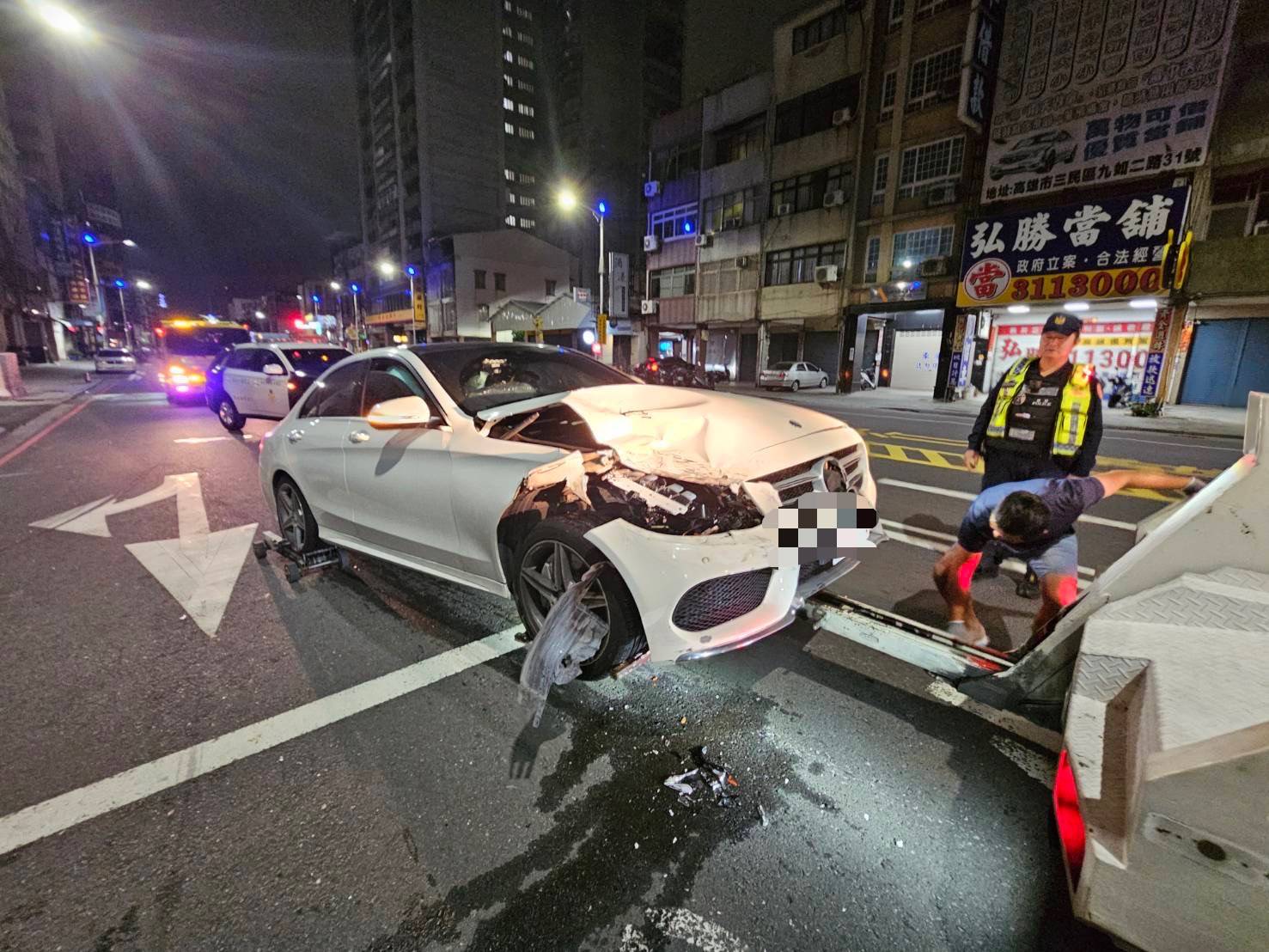 高市三民區自小客追撞計程車3輕傷　女乘客被查出是通緝犯