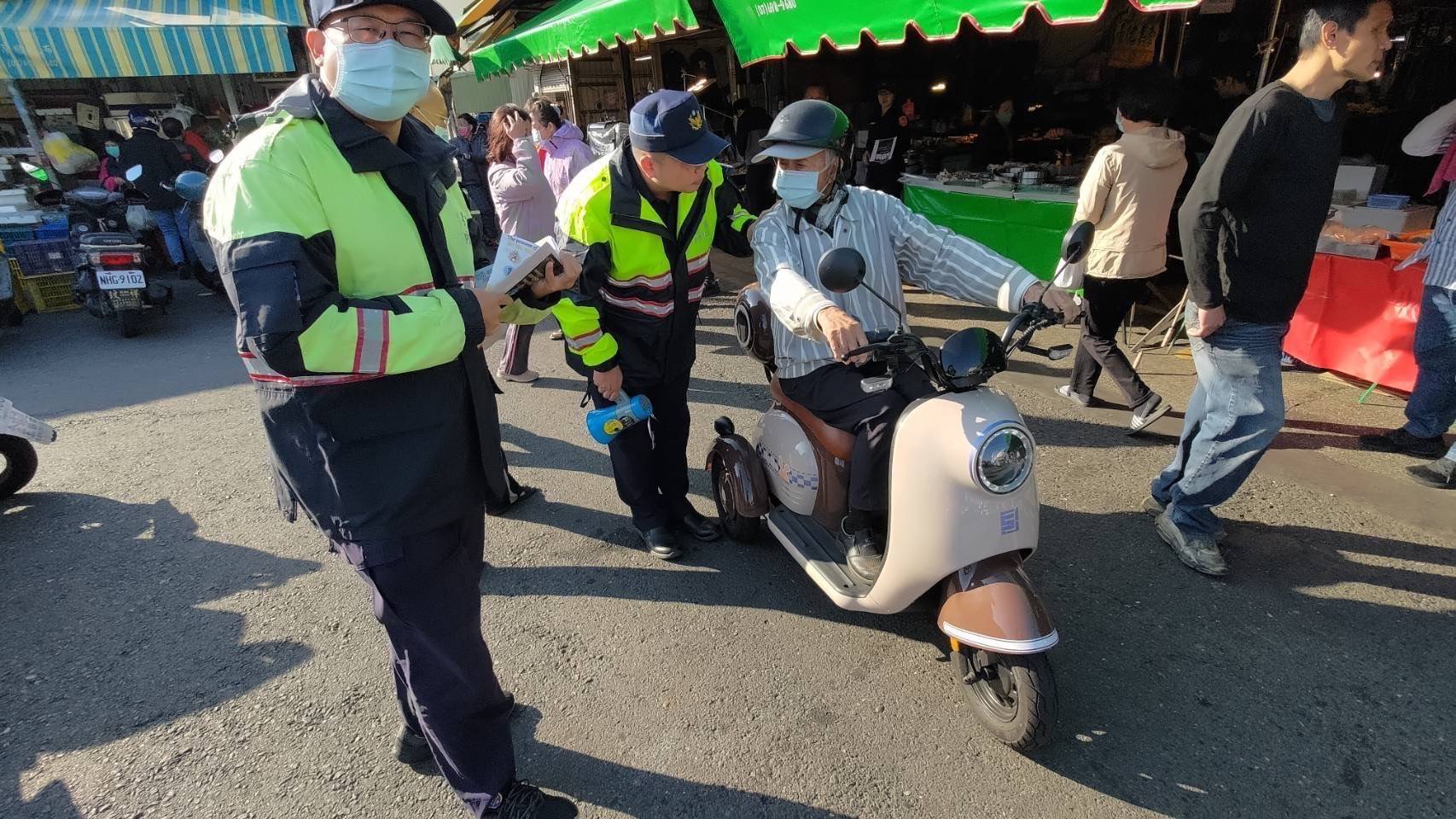 微型電動二輪車新制上路！11月30日起須掛牌、投保　湖內警加強宣導