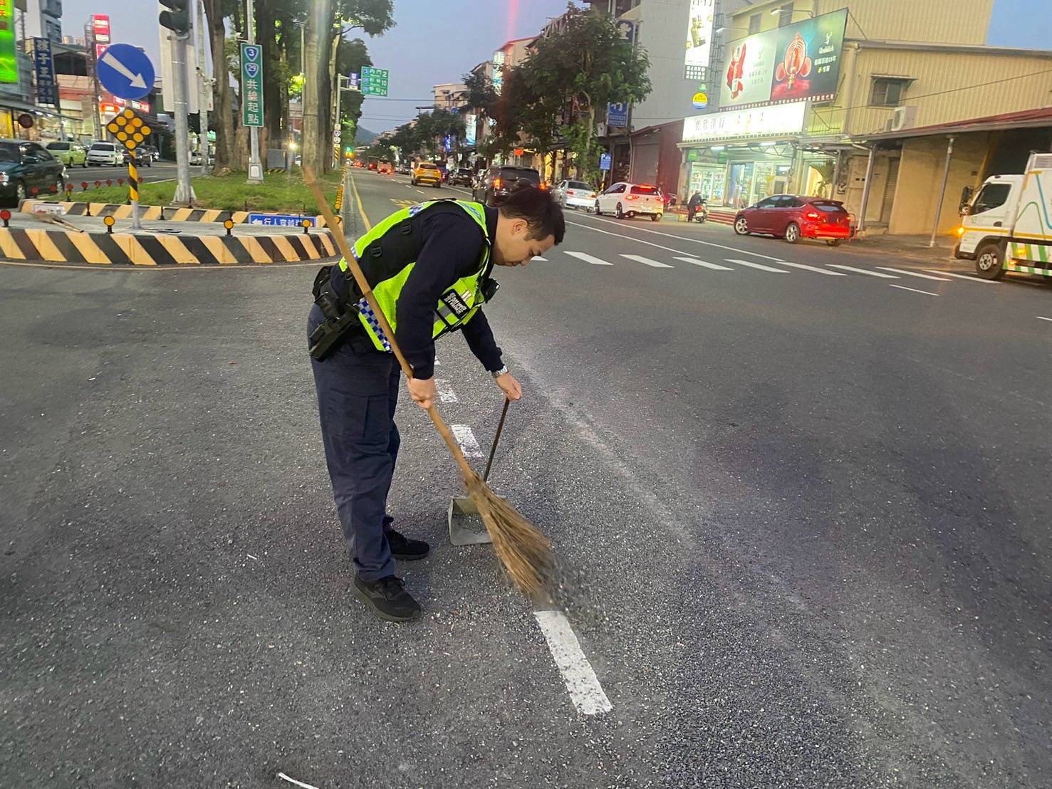 路面散落滿地碎石恐釀危險 警摯單最高可罰1萬8