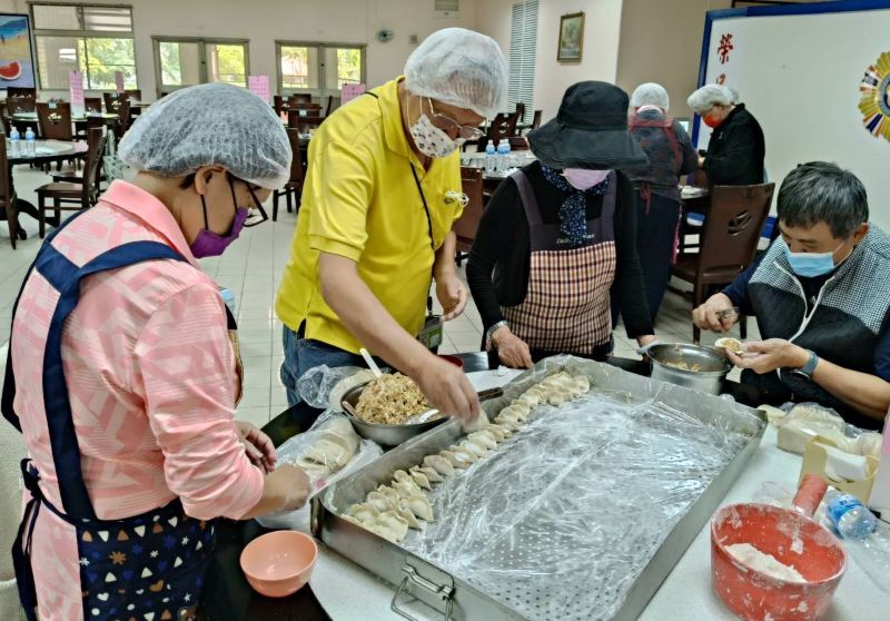 雪中送炭關懷協會以水餃傳愛　高雄榮家長輩包出好滋味