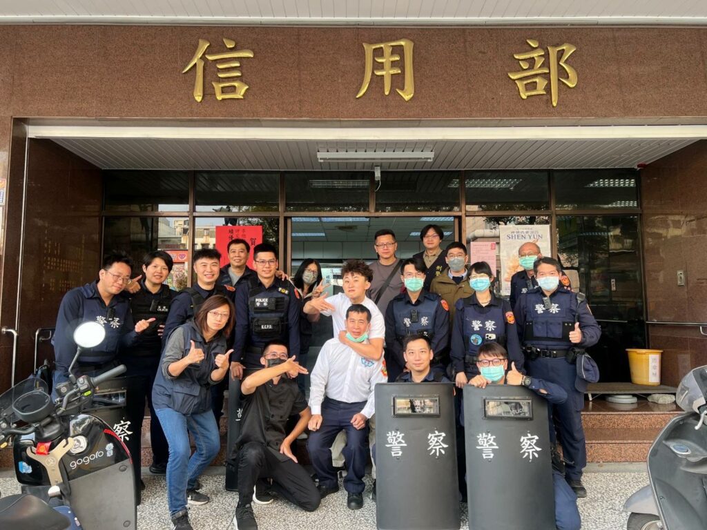 高雄黑白大廚「上演搶案」民眾免驚 原來是三民一警防搶演練太逼真