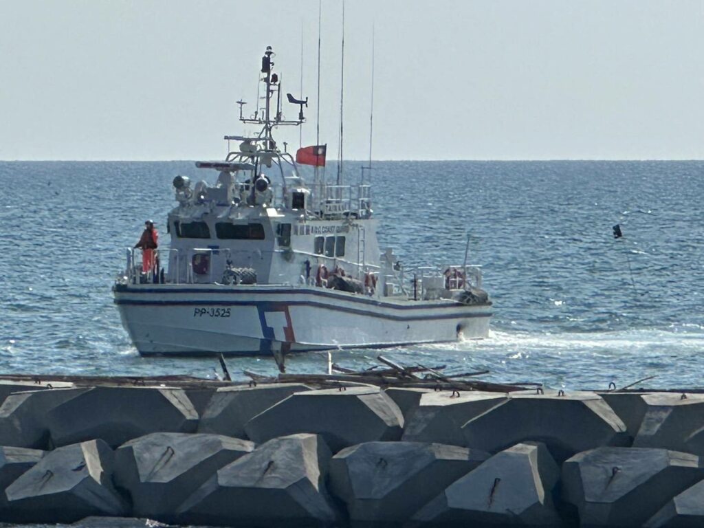 茄萣區濱海路民治路西側海域少年溺水警消下午4時15分搜救已無呼吸心跳