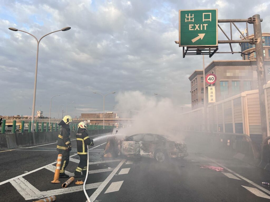 國道1號南下373公里自小客車車禍火警　消防人員到場滅火，駕駛已明顯死亡
