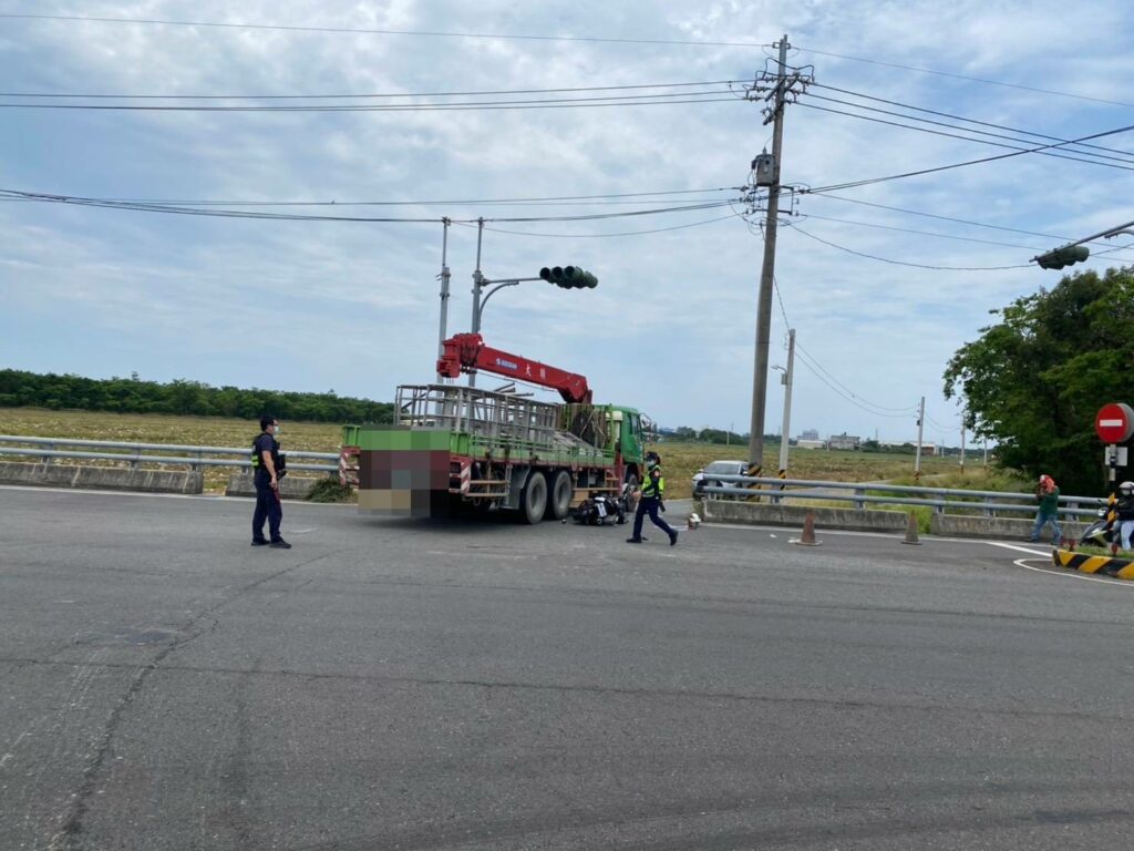 大貨車左轉碰撞機車，男騎士受傷倒地　岡警立即奔赴救護宣告不治