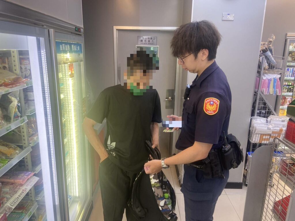 百斬奏效 提款卡還插在ATM沒拿走　車手遭鼓山警當場逮捕