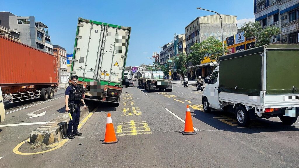 小港區沿海ㄧ路交通意外事故　小港警迅速到場排除道路障礙