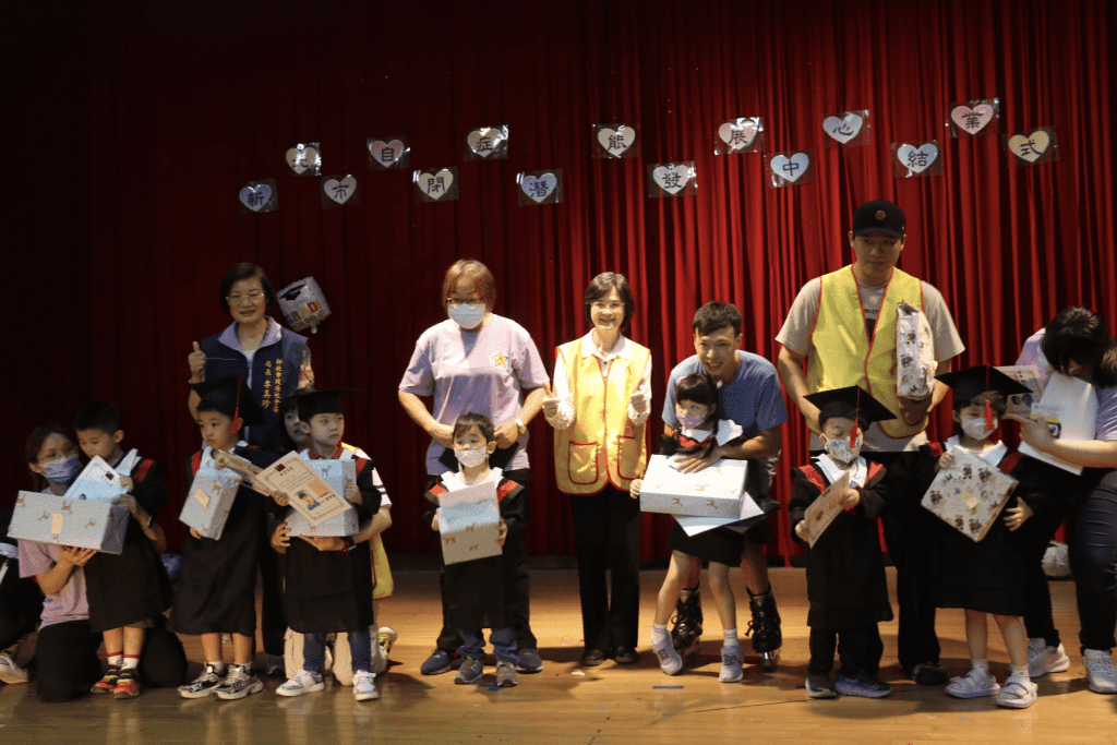 從抗拒到流暢     新北自閉症潛能發展中心結業     老師帶領星兒學習直排輪感動眾人